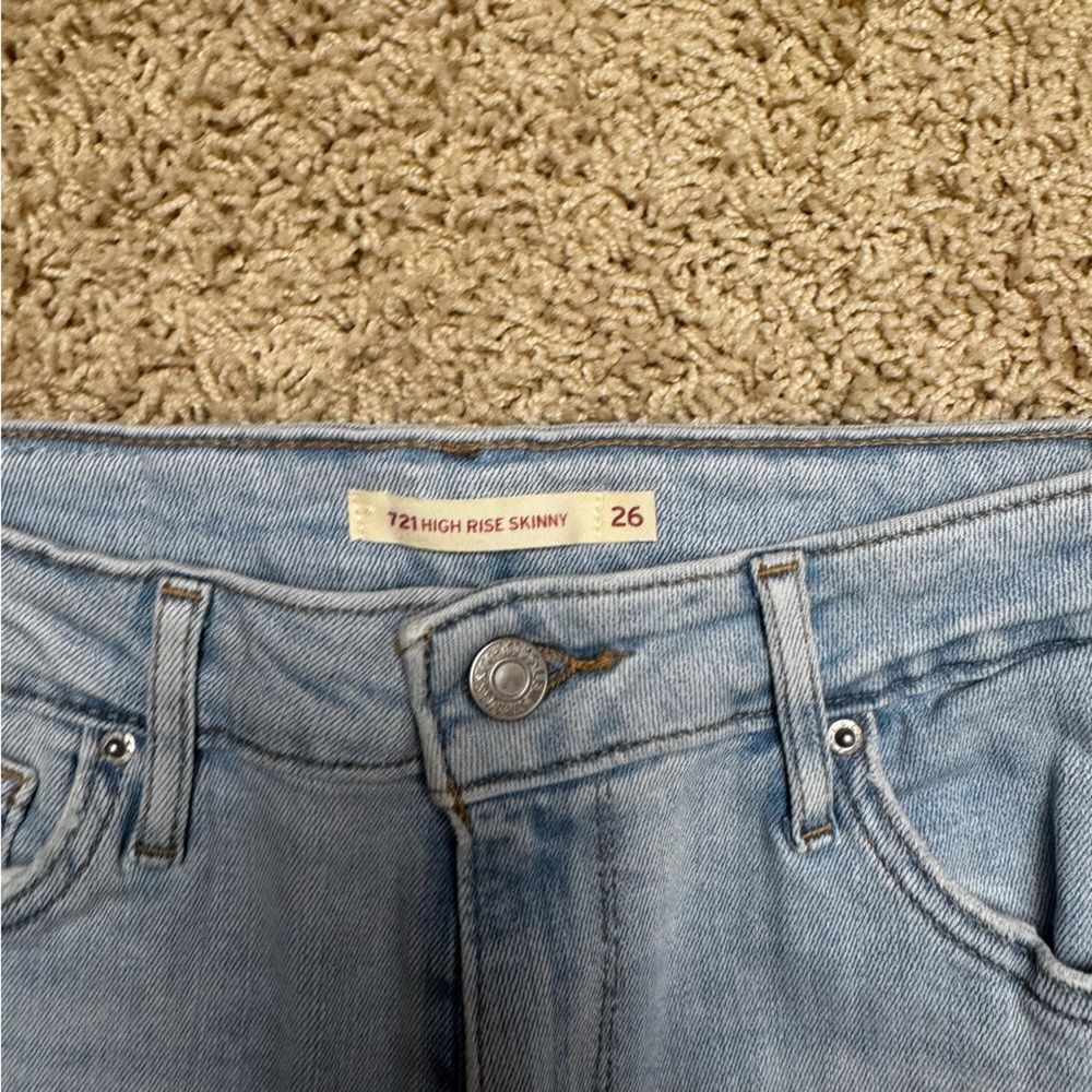 Women’s Levi’s light wash skinny jeans distressed size 26 - Picture 3 of 5